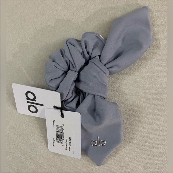Alo Yoga Winter Frost Airlift Rhythm Hair Bow Scrunchie NWT main image 6